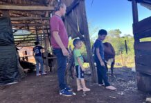 Un padre transforma la tragedia en acción: Construye una escuela más cerca tras el accidente de su hijo