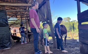 Un padre transforma la tragedia en acción: Construye una escuela más cerca tras el accidente de su hijo