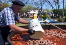 Escándalo en fiesta local: Cocinan chorizos en un recipiente de glifosato
