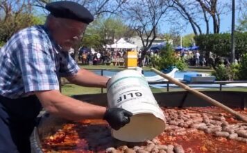 Escándalo en fiesta local: Cocinan chorizos en un recipiente de glifosato