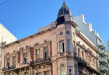 Evacuación preventiva en Callao y Sarmiento tras el desprendimiento de una cúpula