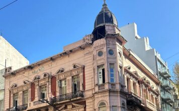 Evacuación preventiva en Callao y Sarmiento tras el desprendimiento de una cúpula