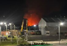 Incendio de gran magnitud consume depósito en Sarandí, generando preocupación