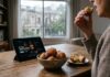 Disfruta un Domingo Lluvioso con Buñuelos de Manzana y una Serie Imperdible en Netflix