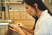 Dalila Gomes: La arquitecta que transforma el diseño en joyería emocional