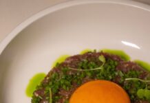 La Maestría Detrás del Tartar: Cómo los Chefs Elevan este Plato Crudo a la Excelencia