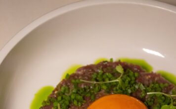 La Maestría Detrás del Tartar: Cómo los Chefs Elevan este Plato Crudo a la Excelencia