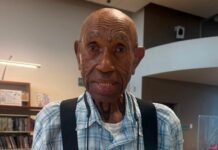 A los 98 años, un hombre desafía los límites de la edad con su pasión por la lectura