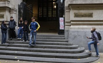 Estudiantes del Colegio Nacional de Buenos Aires toman la institución en demanda de ESI y protocolos de género