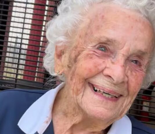 Una mujer de 102 años cumple su sueño de cruzar un puente hacia Estados Unidos