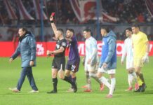 Julio Falcioni Critica el Arbitraje Tras la Derrota de Atlético Tucumán
