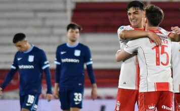 Racing se hunde en la tabla tras nueva derrota ante Huracán