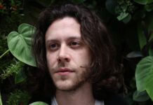 Alan Madanes: Un Actor en Ascenso y su Versatilidad en el Escenario