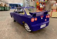 La sorprendente tradición funeraria que da vida a modelos de autos de papel y bambú