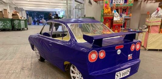 La sorprendente tradición funeraria que da vida a modelos de autos de papel y bambú
