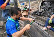 Una madre soltera transforma residuos plásticos en su hogar soñado