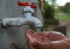 Vecinos de Agua de Oro protestan por falta de agua y cortan acceso principal