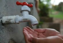 Vecinos de Agua de Oro protestan por falta de agua y cortan acceso principal