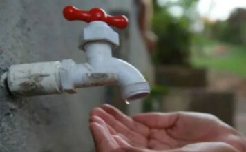 Vecinos de Agua de Oro protestan por falta de agua y cortan acceso principal