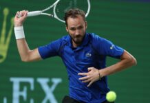 Medvedev Avanza a Cuartos en Shanghái Tras Vencer a Tsitsipas