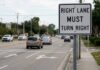Todo lo que necesitas saber sobre la señal de tránsito «Right Lane Must Turn Right» en Estados Unidos