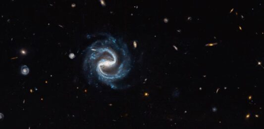El Telescopio Hubble Captura Galaxias a Miles de Millones de Años Luz para Preparar el Futuro del Observatorio Roman