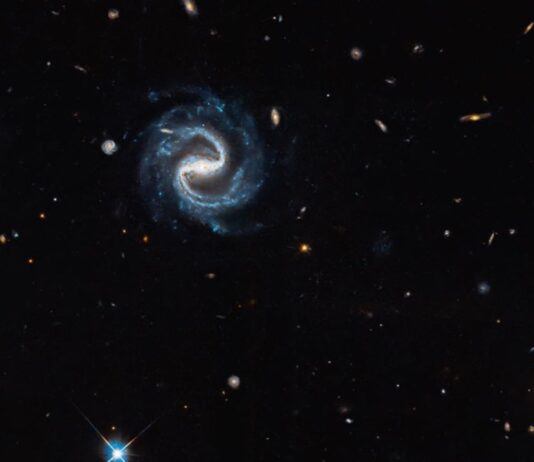 El Telescopio Hubble Captura Galaxias a Miles de Millones de Años Luz para Preparar el Futuro del Observatorio Roman