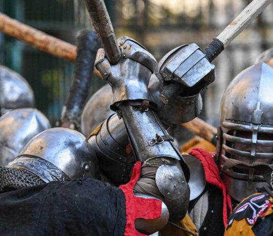 Reviviendo la Historia: Combates Medievales en las Maniobras de Túshino