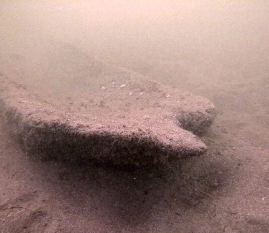 Descubren una canoa indígena de 1000 años en un lago de Wisconsin