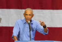 Barack Obama Critica las Políticas Migratorias de Trump en un Mitin en Detroit