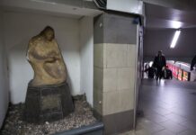 La escultura «Homenaje a la madre» sufre abandono y deterioro en estación de subte