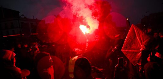 Francia en Alerta: Más de 400,000 Manifestantes Exigen Cambios en un Sábado Tenso