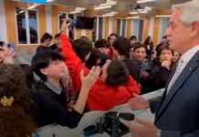 La Fragilidad de la Memoria Cívica: Reflexiones tras el Encuentro de Alberto Fernández con Estudiantes