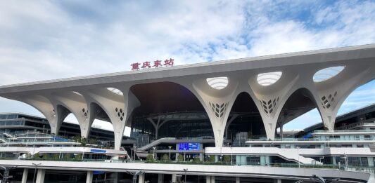 Chongqing East: La Estación de Tren Más Grande del Mundo que Redefine la Movilidad