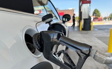 El Gobierno postergó la suba de impuestos a los combustibles hasta diciembre