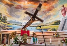 Tragedia en misa: Un sacerdote fallece tras caerle una cruz en Ecuador