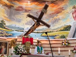 Tragedia en misa: Un sacerdote fallece tras caerle una cruz en Ecuador